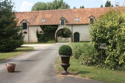 Panneau indiquant ’Le Grand Villeboublain’ près d'une route bordée d'arbres dans un paysage rural.