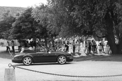 Panneau indiquant ’Le Grand Villeboublain’ près d'une route bordée d'arbres dans un paysage rural.