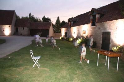 Panneau indiquant ’Le Grand Villeboublain’ près d'une route bordée d'arbres dans un paysage rural.