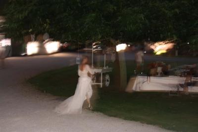 Panneau indiquant ’Le Grand Villeboublain’ près d'une route bordée d'arbres dans un paysage rural.