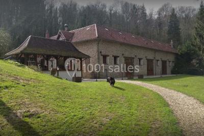 Intérieur d'une yourte avec trois lits en bois sculpté disposés autour d'un espace central sur un sol en bois.
