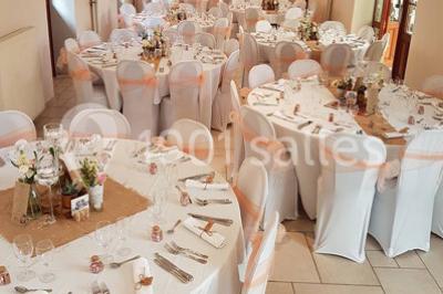 Intérieur d'une yourte avec trois lits en bois sculpté disposés autour d'un espace central sur un sol en bois.