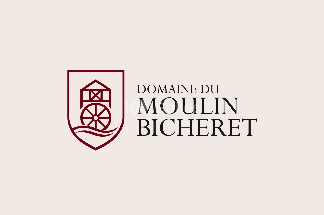 Logo du Domaine du Moulin Bicheret avec un moulin stylisé dans un blason rouge sur fond beige.