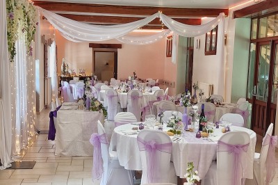 Miniature Location salle Guérard (Seine-et-Marne) - Moulin Bicheret Réceptions #4 Espace extérieur avec terrasse pavée, pergola en bois, mobilier de jardin et verdure environnante.