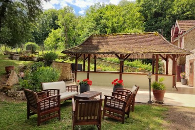 Miniature Location salle Guérard (Seine-et-Marne) - Moulin Bicheret Réceptions #18 Espace extérieur avec terrasse pavée, pergola en bois, mobilier de jardin et verdure environnante.