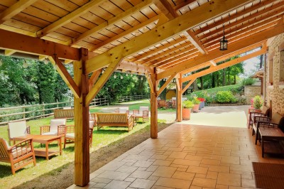 Miniature Location salle Guérard (Seine-et-Marne) - Moulin Bicheret Réceptions #6 Espace extérieur avec terrasse pavée, pergola en bois, mobilier de jardin et verdure environnante.