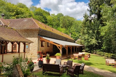 Miniature Location salle Guérard (Seine-et-Marne) - Moulin Bicheret Réceptions #9 Espace extérieur avec terrasse pavée, pergola en bois, mobilier de jardin et verdure environnante.