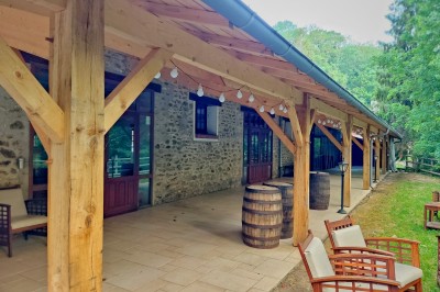 Miniature Location salle Guérard (Seine-et-Marne) - Moulin Bicheret Réceptions #22 Espace extérieur avec terrasse pavée, pergola en bois, mobilier de jardin et verdure environnante.