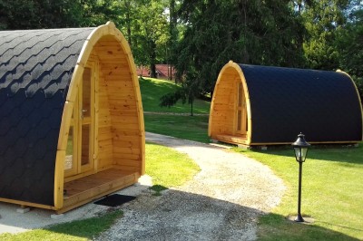 Miniature Location salle Guérard (Seine-et-Marne) - Moulin Bicheret Réceptions #20 Espace extérieur avec terrasse pavée, pergola en bois, mobilier de jardin et verdure environnante.
