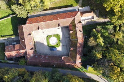 Miniature Location salle Guérard (Seine-et-Marne) - Moulin Bicheret Réceptions #25 Espace extérieur avec terrasse pavée, pergola en bois, mobilier de jardin et verdure environnante.