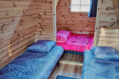 Miniature Location salle Guérard (Seine-et-Marne) - Moulin Bicheret Réceptions #21 Espace extérieur avec terrasse pavée, pergola en bois, mobilier de jardin et verdure environnante.