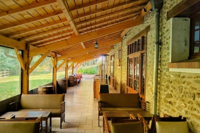 Miniature Location salle Guérard (Seine-et-Marne) - Moulin Bicheret Réceptions #7 Espace extérieur avec terrasse pavée, pergola en bois, mobilier de jardin et verdure environnante.
