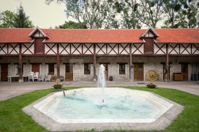 Miniature Location salle Guérard (Seine-et-Marne) - Moulin Bicheret Réceptions #8 Espace extérieur avec terrasse pavée, pergola en bois, mobilier de jardin et verdure environnante.