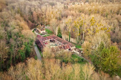 Miniature Location salle Guérard (Seine-et-Marne) - Moulin Bicheret Réceptions #5 Espace extérieur avec terrasse pavée, pergola en bois, mobilier de jardin et verdure environnante.