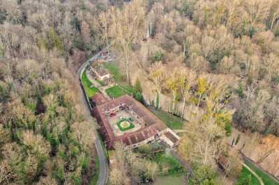 Miniature Location salle Guérard (Seine-et-Marne) - Moulin Bicheret Réceptions #24 Espace extérieur avec terrasse pavée, pergola en bois, mobilier de jardin et verdure environnante.