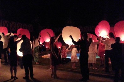 Miniature Location salle Guérard (Seine-et-Marne) - Moulin Bicheret Réceptions #26 Espace extérieur avec terrasse pavée, pergola en bois, mobilier de jardin et verdure environnante.