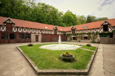 Miniature Location salle Guérard (Seine-et-Marne) - Moulin Bicheret Réceptions #30 Espace extérieur avec terrasse pavée, pergola en bois, mobilier de jardin et verdure environnante.