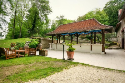 Miniature Location salle Guérard (Seine-et-Marne) - Moulin Bicheret Réceptions #31 Espace extérieur avec terrasse pavée, pergola en bois, mobilier de jardin et verdure environnante.