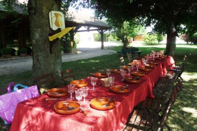 Salle de bain mansardée avec douche en briques de verre, vasques en verre, meubles en bois et fenêtre de toit.