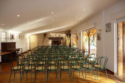 Salle de bain mansardée avec douche en briques de verre, vasques en verre, meubles en bois et fenêtre de toit.