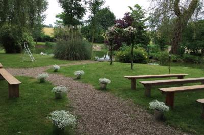 Salle de bain mansardée avec douche en briques de verre, vasques en verre, meubles en bois et fenêtre de toit.
