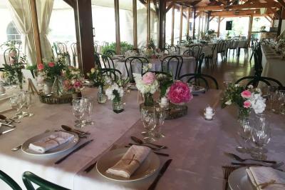 Salle de bain mansardée avec douche en briques de verre, vasques en verre, meubles en bois et fenêtre de toit.