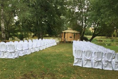Salle de bain mansardée avec douche en briques de verre, vasques en verre, meubles en bois et fenêtre de toit.