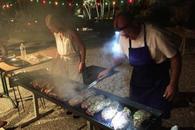 Salle de bain mansardée avec douche en briques de verre, vasques en verre, meubles en bois et fenêtre de toit.