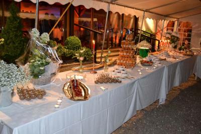 Salle de bain mansardée avec douche en briques de verre, vasques en verre, meubles en bois et fenêtre de toit.