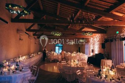 Miniature Location salle Pomérols (Hérault) - Domaine Fon de Rey #3 Piscine extérieure entourée de chaises longues, de végétation luxuriante et de grands arbres sous un ciel bleu.