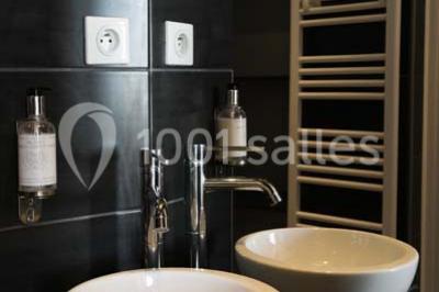 Miniature Location salle Pomérols (Hérault) - Domaine Fon de Rey #19 Piscine extérieure entourée de chaises longues, de végétation luxuriante et de grands arbres sous un ciel bleu.