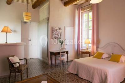 Miniature Location salle Pomérols (Hérault) - Domaine Fon de Rey #15 Piscine extérieure entourée de chaises longues, de végétation luxuriante et de grands arbres sous un ciel bleu.