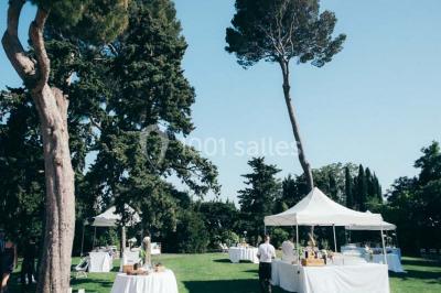 Miniature Location salle Pomérols (Hérault) - Domaine Fon de Rey #7 Piscine extérieure entourée de chaises longues, de végétation luxuriante et de grands arbres sous un ciel bleu.