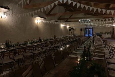 Miniature Location salle Pomérols (Hérault) - Domaine Fon de Rey #24 Piscine extérieure entourée de chaises longues, de végétation luxuriante et de grands arbres sous un ciel bleu.
