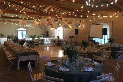 Miniature Location salle Pomérols (Hérault) - Domaine Fon de Rey #32 Piscine extérieure entourée de chaises longues, de végétation luxuriante et de grands arbres sous un ciel bleu.
