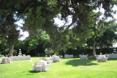 Miniature Location salle Pomérols (Hérault) - Domaine Fon de Rey #39 Piscine extérieure entourée de chaises longues, de végétation luxuriante et de grands arbres sous un ciel bleu.