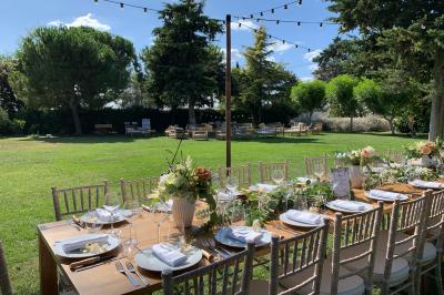 Miniature Location salle Pomérols (Hérault) - Domaine Fon de Rey #45 Piscine extérieure entourée de chaises longues, de végétation luxuriante et de grands arbres sous un ciel bleu.