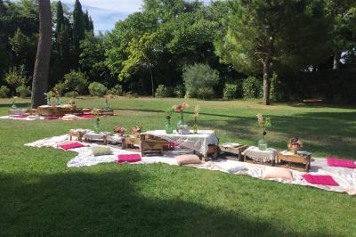 Miniature Location salle Pomérols (Hérault) - Domaine Fon de Rey #52 Piscine extérieure entourée de chaises longues, de végétation luxuriante et de grands arbres sous un ciel bleu.