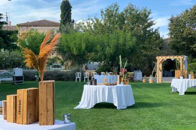 Miniature Location salle Pomérols (Hérault) - Domaine Fon de Rey #53 Piscine extérieure entourée de chaises longues, de végétation luxuriante et de grands arbres sous un ciel bleu.