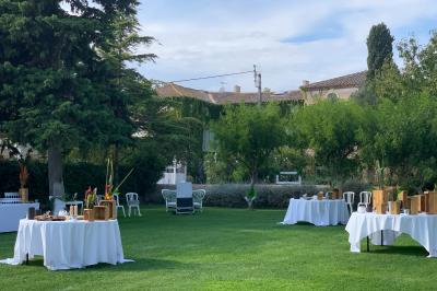 Miniature Location salle Pomérols (Hérault) - Domaine Fon de Rey #54 Piscine extérieure entourée de chaises longues, de végétation luxuriante et de grands arbres sous un ciel bleu.