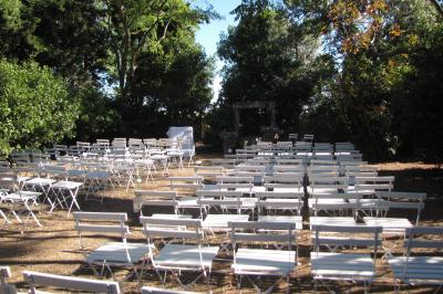 Miniature Location salle Pomérols (Hérault) - Domaine Fon de Rey #60 Piscine extérieure entourée de chaises longues, de végétation luxuriante et de grands arbres sous un ciel bleu.