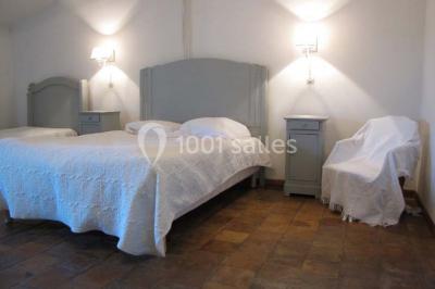 Miniature Location salle Pomérols (Hérault) - Domaine Fon de Rey #17 Piscine extérieure entourée de chaises longues, de végétation luxuriante et de grands arbres sous un ciel bleu.