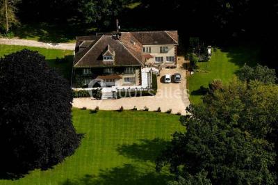Salle de bain moderne avec douche à l'italienne, barres d'appui, toilettes et carrelage gris foncé.