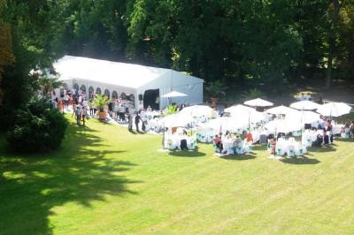 Salle de bain moderne avec douche à l'italienne, barres d'appui, toilettes et carrelage gris foncé.