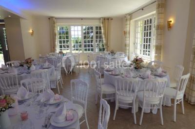 Salle de bain moderne avec douche à l'italienne, barres d'appui, toilettes et carrelage gris foncé.