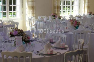 Salle de bain moderne avec douche à l'italienne, barres d'appui, toilettes et carrelage gris foncé.