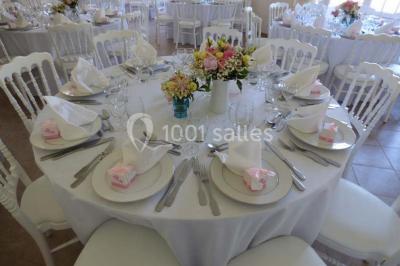 Salle de bain moderne avec douche à l'italienne, barres d'appui, toilettes et carrelage gris foncé.