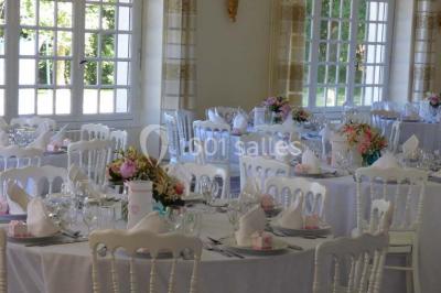Salle de bain moderne avec douche à l'italienne, barres d'appui, toilettes et carrelage gris foncé.