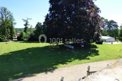 Salle de bain moderne avec douche à l'italienne, barres d'appui, toilettes et carrelage gris foncé.