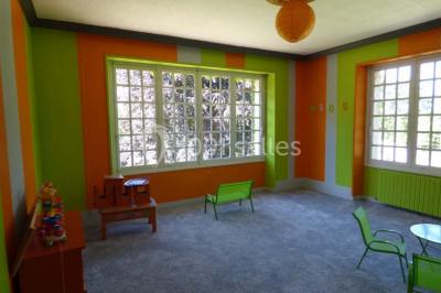 Salle de bain moderne avec douche à l'italienne, barres d'appui, toilettes et carrelage gris foncé.